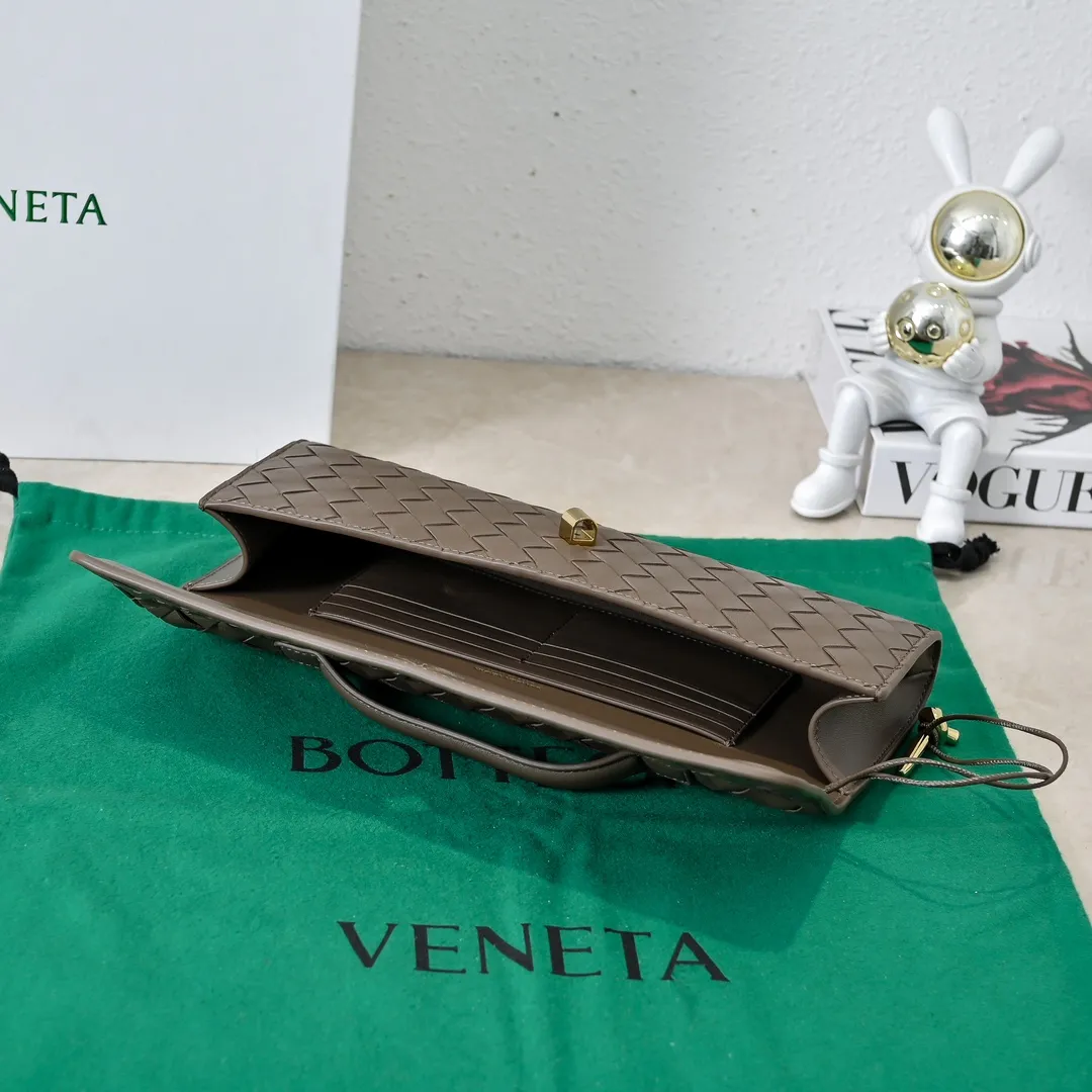 The batch of 1360 BV Andiamo evening handbags has been heavily planted again~ The designer aesthetics in the era of economic downturn are back. I fall in love with it at first sight and can't put it down. It's so beautiful and full of aura. The shape and texture are very competitive. It's light in weight and has sufficient capacity. It's a must-have for fashionistas. It's suitable for many occasions, minimalist, high-end and light luxury. Model No.: 741511 Size: 31*13*3cm